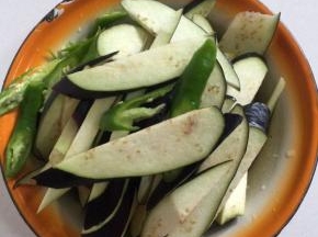 茄子和尖椒去蒂洗净，切成薄片备用！