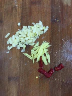 蒜瓣剥皮剁碎，生煎削皮后切成丝，干辣椒切成段备用！