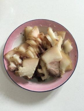 熟猪肉切成薄片备用！