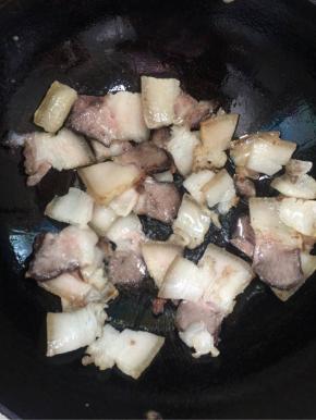 锅烧热放入猪肉煸炒至肉片变色出油！