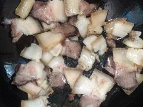 锅烧热放入猪肉煸炒至肉片变色出油！