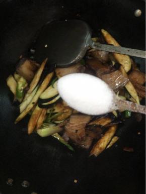 
加入一勺盐翻炒均匀。



