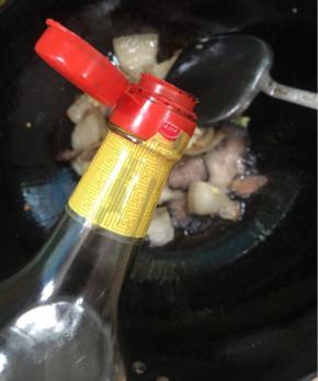 
倒入一勺红烧酱油翻炒均匀！