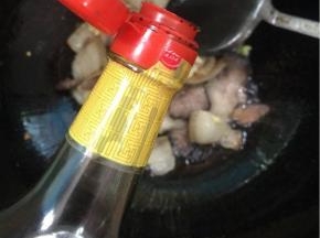 
倒入一勺红烧酱油翻炒均匀！
