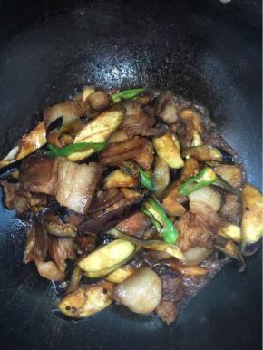 加入少许的水把茄子煮软即可！