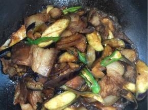 加入少许的水把茄子煮软即可！