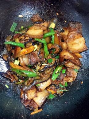 起锅前加入适量的葱段和味精翻炒均匀即可！