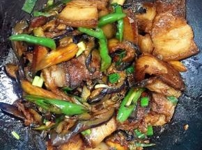 起锅前加入适量的葱段和味精翻炒均匀即可！