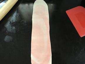 把松驰好的面团再次擀开