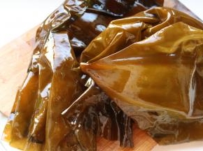 新鲜的海带仔细清洗干净表面脏东西。