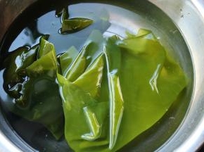 锅里加水，放入海带，煮几分钟，海带很快会变成鲜艳的绿色，并且很柔软。