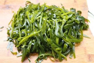 处理好的海带切成细丝。