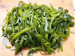 处理好的海带切成细丝。