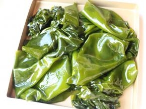 煮好的海带，凉水浸泡一下，捞出来沥干水分。