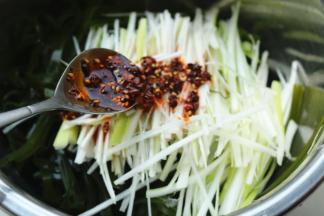 大葱切丝，放在海带丝上面，放两勺红油，红油可以提前做好，用来拌菜，超级方便。