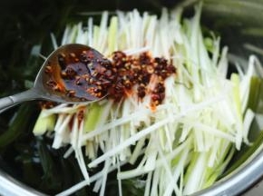 大葱切丝，放在海带丝上面，放两勺红油，红油可以提前做好，用来拌菜，超级方便。