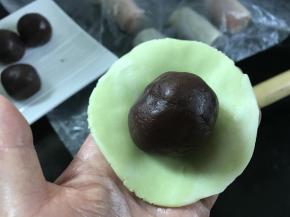 放入豆沙蛋黄馅。