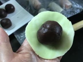 放入豆沙蛋黄馅。