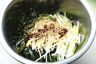 再加炒熟的白芝麻。