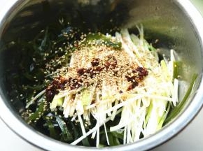 再加炒熟的白芝麻。