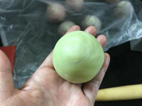 收口后捏紧底部。