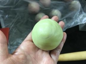 收口后捏紧底部。