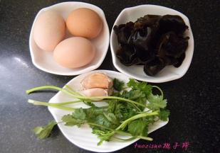 准备原料，提前将木耳泡发；