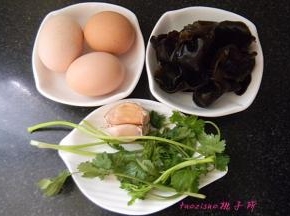 准备原料，提前将木耳泡发；
