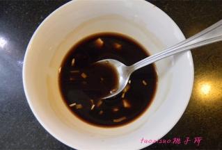 调个碗汁，取一小碗倒入生抽2小勺、香醋3小勺、白糖1小勺、干淀粉1小勺、水3小勺、蒜末拌匀备用；