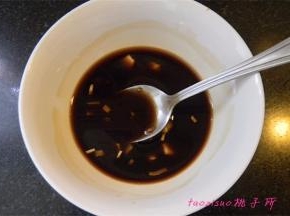 调个碗汁，取一小碗倒入生抽2小勺、香醋3小勺、白糖1小勺、干淀粉1小勺、水3小勺、蒜末拌匀备用；
