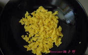 炒锅内倒入食用油，油温六成热倒入打散的蛋液，炒散后盛出备用；