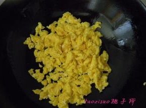 炒锅内倒入食用油，油温六成热倒入打散的蛋液，炒散后盛出备用；