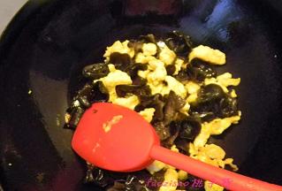 倒入发好的木耳和炒熟的鸡蛋，煸炒；