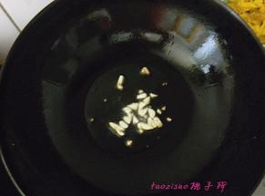 炒锅内倒入食用油，油温五成热放入蒜末炒香；
