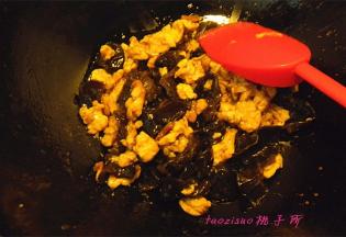 再倒入第二部调好的碗汁，翻炒拌匀；