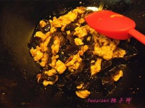 再倒入第二部调好的碗汁，翻炒拌匀；