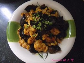 装盘，撒上香菜末即可。