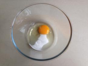 鸡蛋和糖加入到法焙客的玻璃打蛋盆里