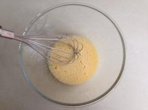 用打蛋器搅拌均匀至糖溶化