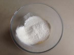 将面粉和泡打粉过筛进去