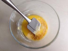 拌均匀后，加入已经提前隔水溶化的黄油和柠檬皮屑。