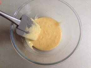 拌好的蛋糕糊放入冰箱冷藏1个小时