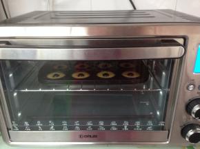 放入提前预热好上火165度，下火170度的东菱K30A烤箱中层，烘烤12分钟