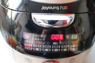 电饭锅选择标准饭程序，焖米饭。