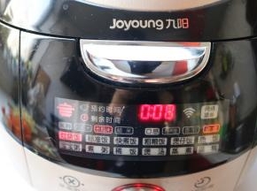 电饭锅选择标准饭程序，焖米饭。