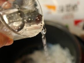 大米洗净，加入刻度提示的水量。