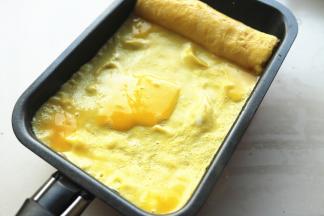 鸡蛋打散，加少许盐，搅匀，厚蛋烧锅擦少许油，舀进去适量蛋液，凝固后卷起来推到一边，再倒入适量蛋液，重复这个过程。