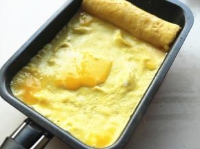 鸡蛋打散，加少许盐，搅匀，厚蛋烧锅擦少许油，舀进去适量蛋液，凝固后卷起来推到一边，再倒入适量蛋液，重复这个过程。