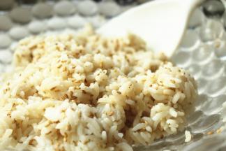 蒸好的米饭晾凉，加芝麻，苹果醋，糖拌匀。