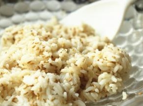 蒸好的米饭晾凉，加芝麻，苹果醋，糖拌匀。